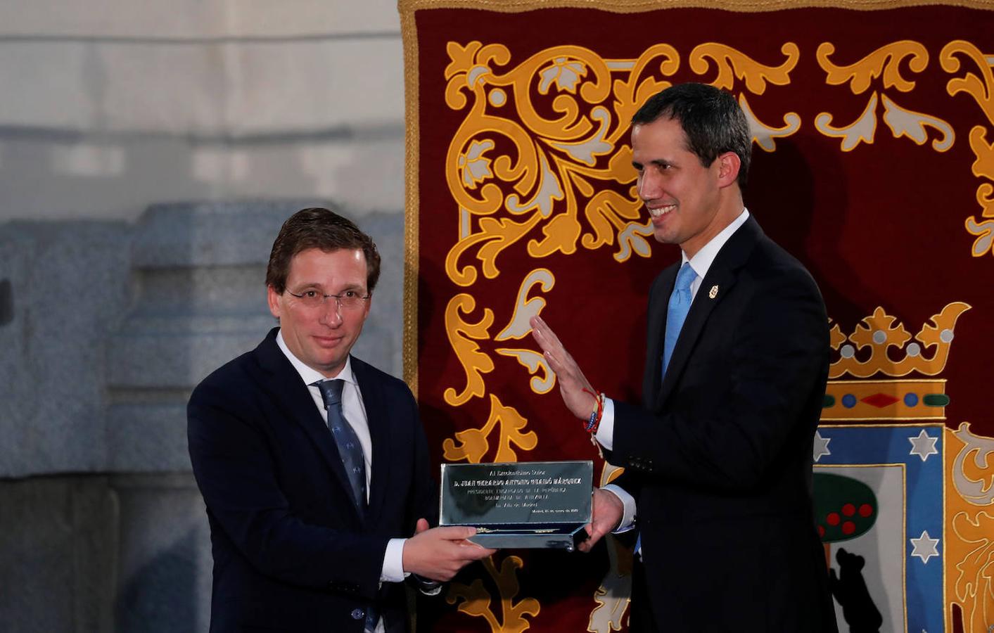 La visita de Juan Guaidó a Madrid, en imágenes. El alcalde de Madrid, José Luis Martínez-Almeida entrega las Llaves de Oro al presidente interino de Venezuela, Juan Guaidó.