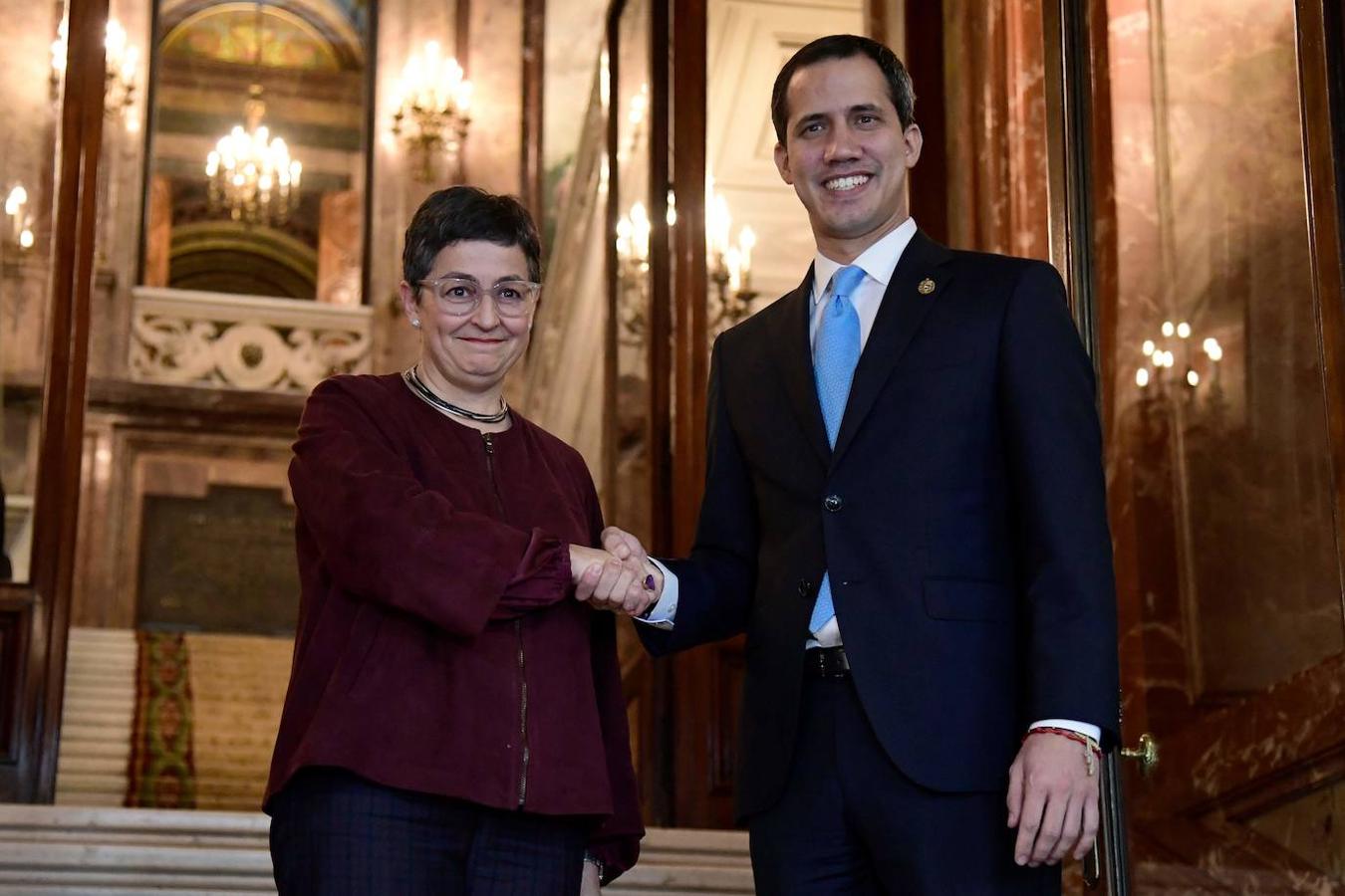 La visita de Juan Guaidó a Madrid, en imágenes. La ministra de Asuntos Exteriores, Arancha González Laya (izda) junto al presidente interino de Venezuela, Juan Guaidó