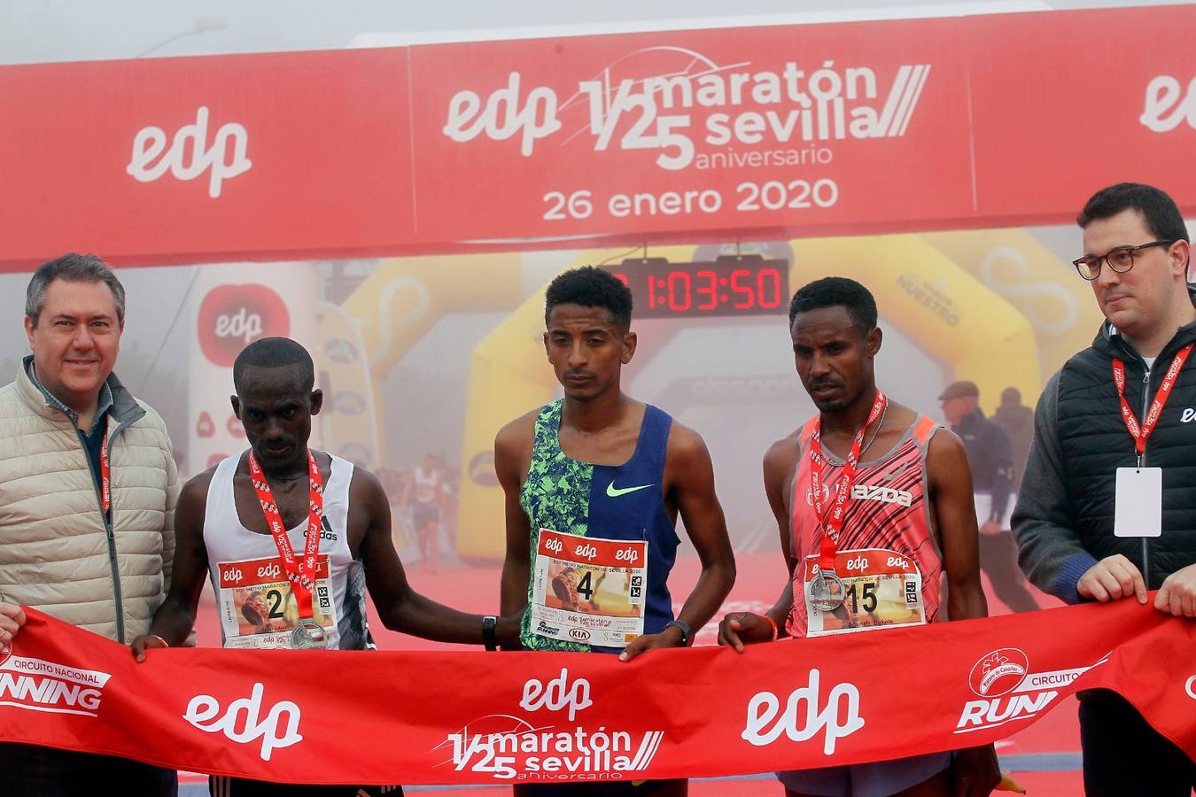 Eyob Faniel e Isabel Trzaskalska vencen en el Medio Maratón de Sevilla 2020