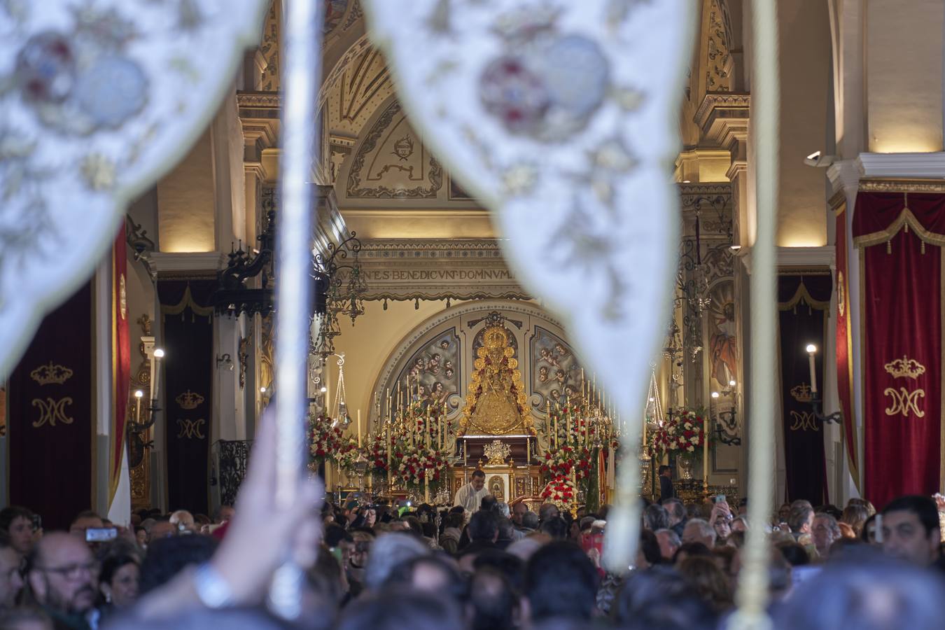 En imágenes, peregrinación extraordinaria de Triana y Pilas a la Blanca Paloma