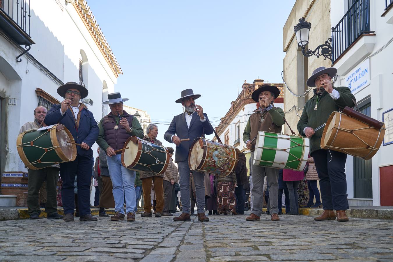 En imágenes, peregrinación extraordinaria de Triana y Pilas a la Blanca Paloma