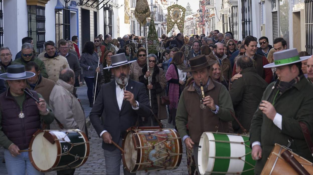 En imágenes, peregrinación extraordinaria de Triana y Pilas a la Blanca Paloma