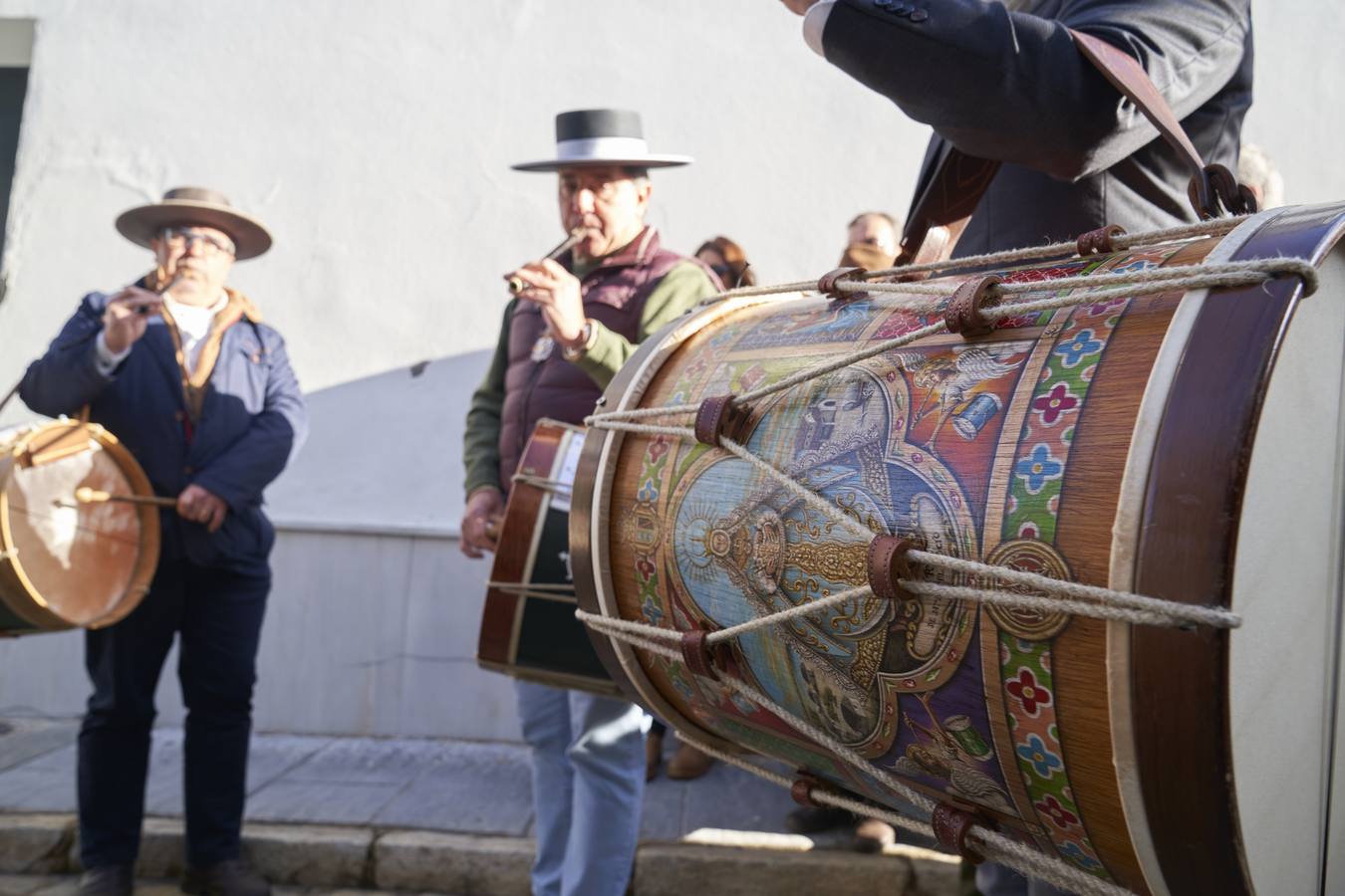 En imágenes, peregrinación extraordinaria de Triana y Pilas a la Blanca Paloma