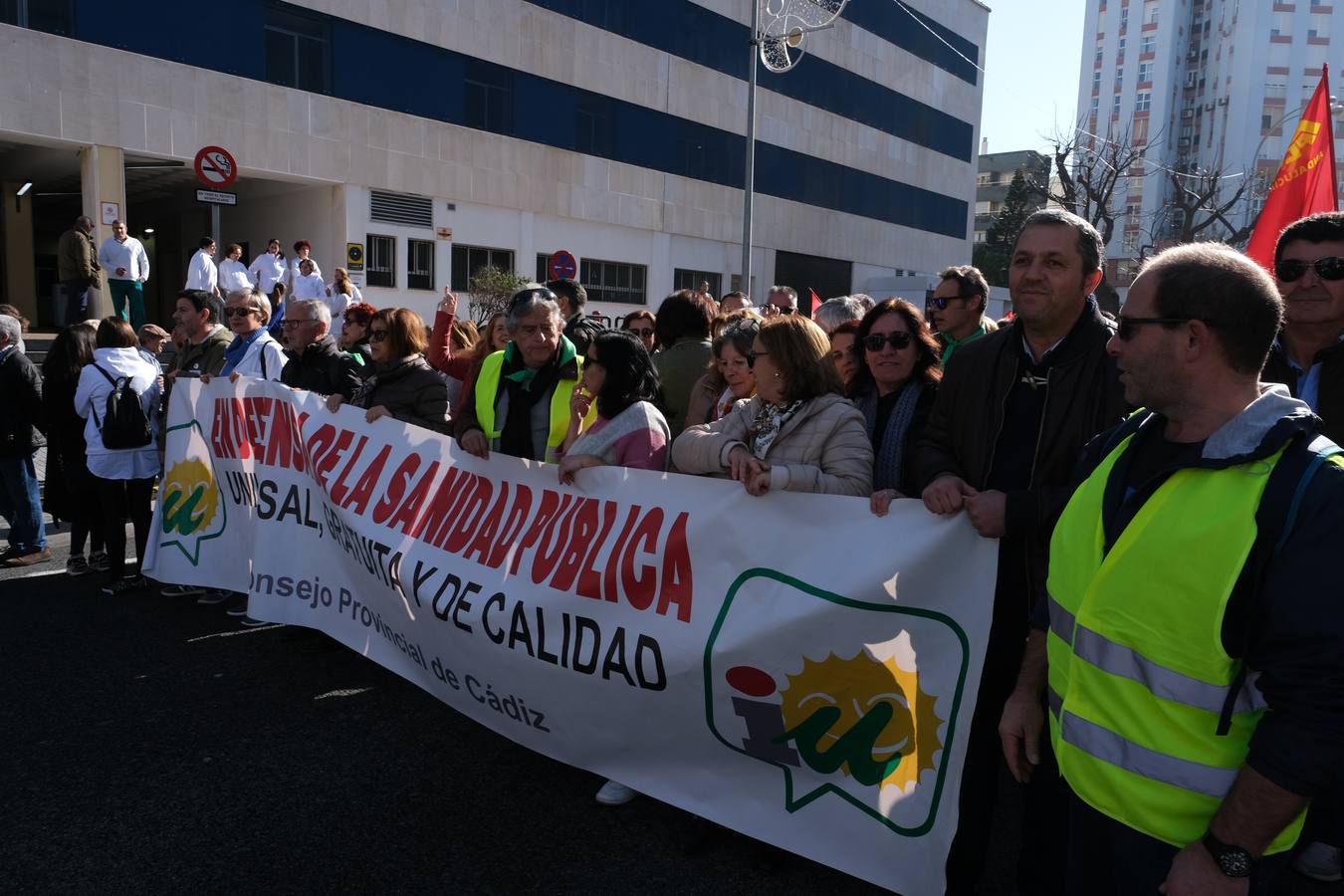 Más de 5.000 personas salen a la calle en defensa de la sanidad pública en Cádiz
