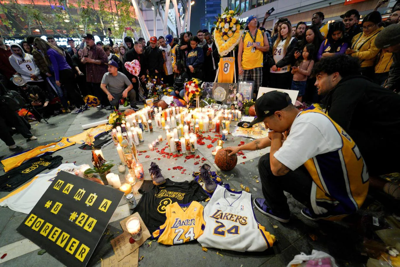Aficionados de Los Angeles Lakers levantaron altares en los alrededores del Staples Center, estadio del equipo donde militó Bryant. 