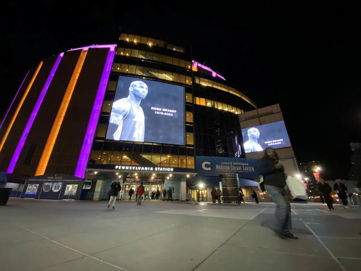 Así lucía el Madison Square Garden de Nueva York, teñido de los colores de los Lakers de Bryant. 