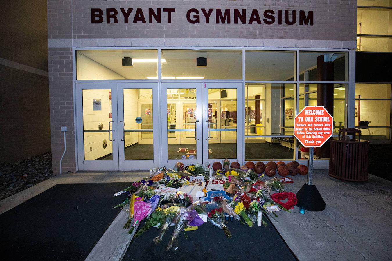 Altar dedicado a Kobe Bryant en el gimnasio que lleva su nombre, en la escuela de secundaria donde estudió. 