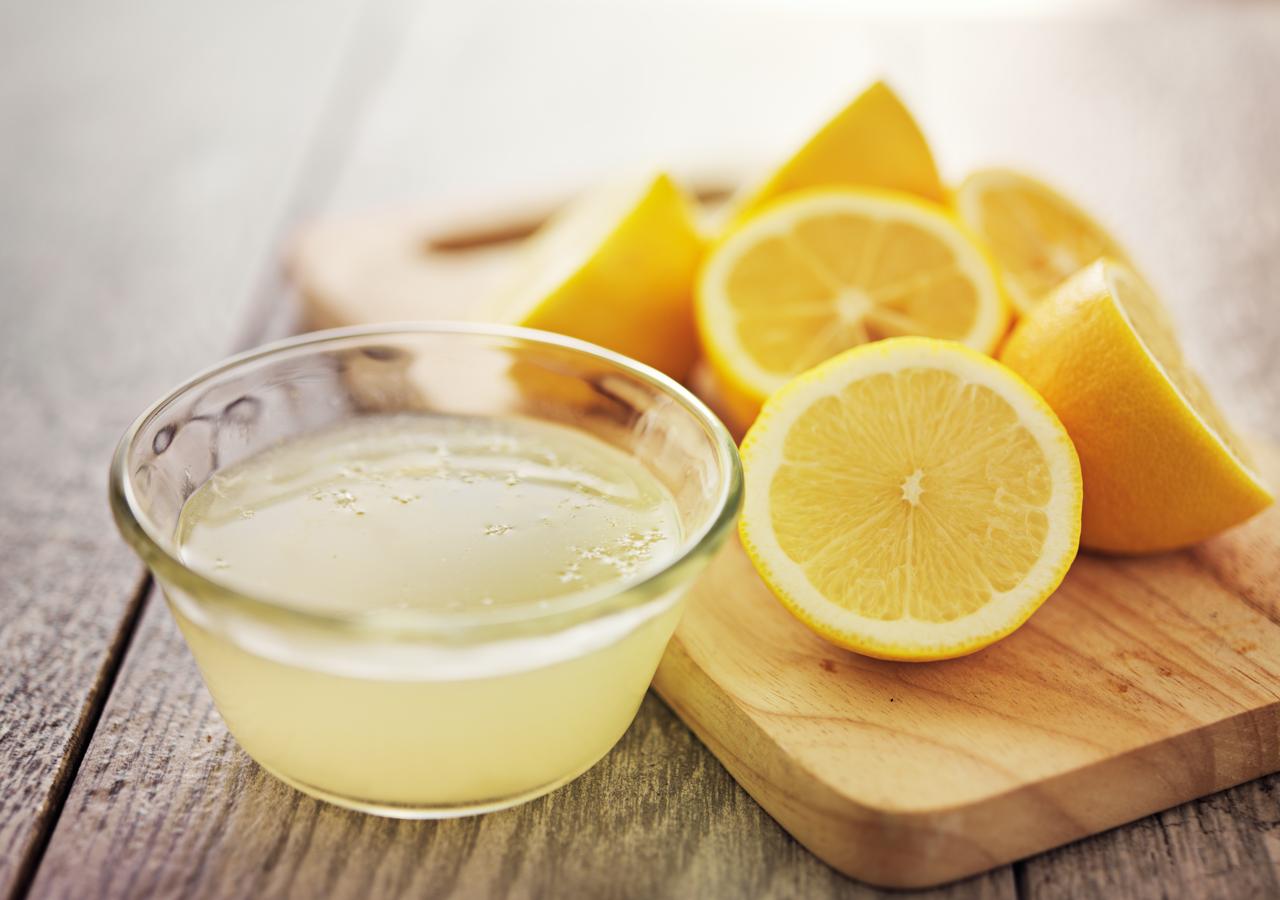 Limón. ¿Te gusta el sabor del limón? Evita las piezas que se presenten deshidratadas o blandas. Es una fruta muy rica en vitamina C y por sus propiedades antioxidantes. Un truco para guardar el limón y evitar que se reseque es tapar la mitad con la otra que hayamos cortado, uniéndolas con un palillo.