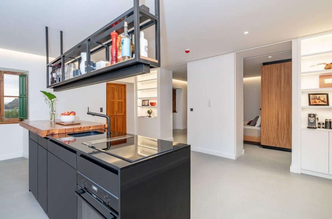 Faro de Punta Cumplida. La cocina es una isla central con electrodomésticos punteros, vajilla completa para sus visitantes y placa de inducción,. Está decorada con plantas y cuelga de la cubierta una estantería con una bodega con una gran variedad de botellas, aunque de alojarse Brad Pitt en este exclusivo apartamento probablemente optaría por degustar los manjares de los restaurantes de la zona.