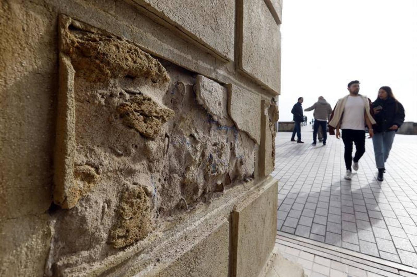 El estado de la Puerta del Puente de Córdoba, en imágenes