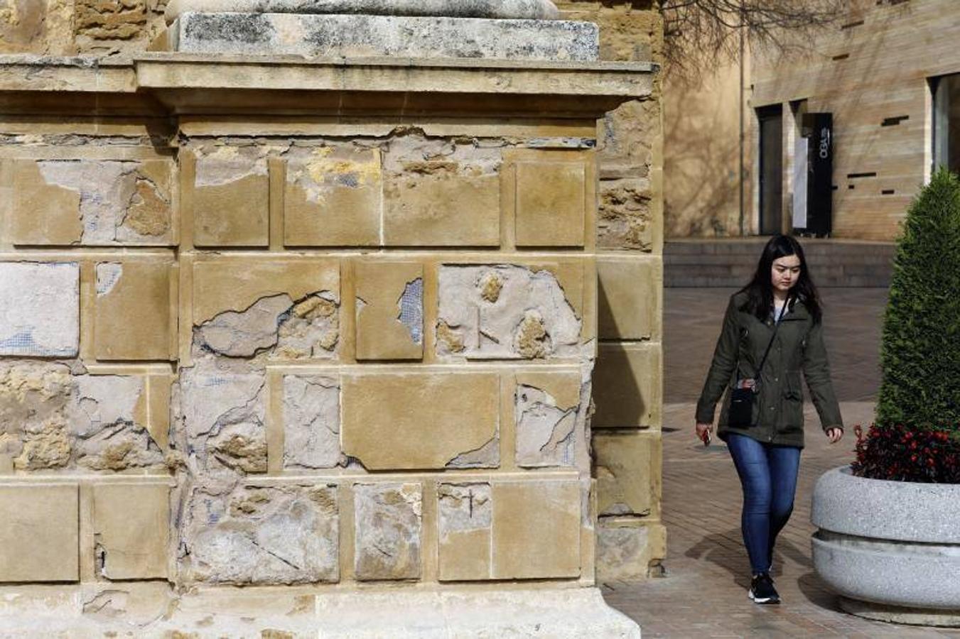 El estado de la Puerta del Puente de Córdoba, en imágenes