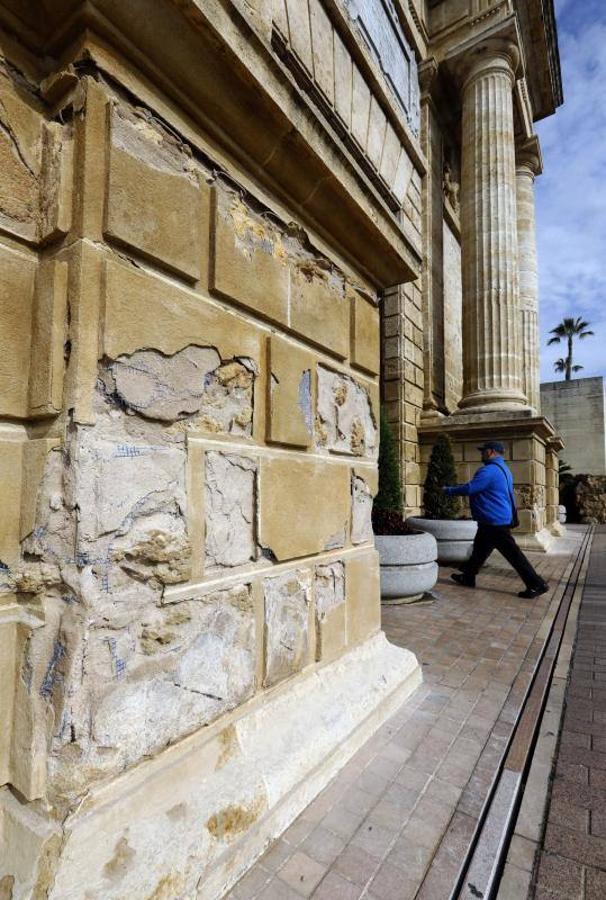 El estado de la Puerta del Puente de Córdoba, en imágenes