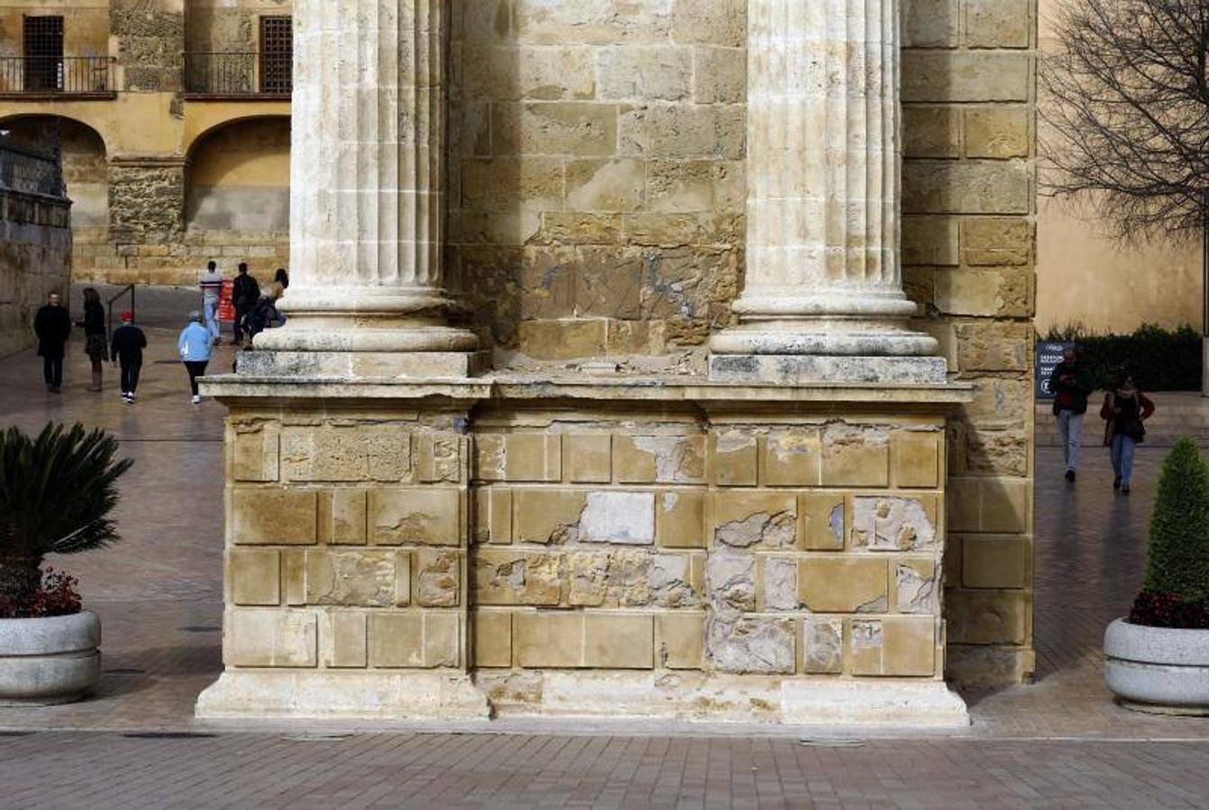 El estado de la Puerta del Puente de Córdoba, en imágenes