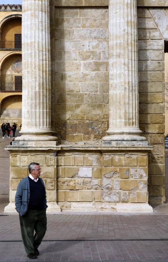 El estado de la Puerta del Puente de Córdoba, en imágenes