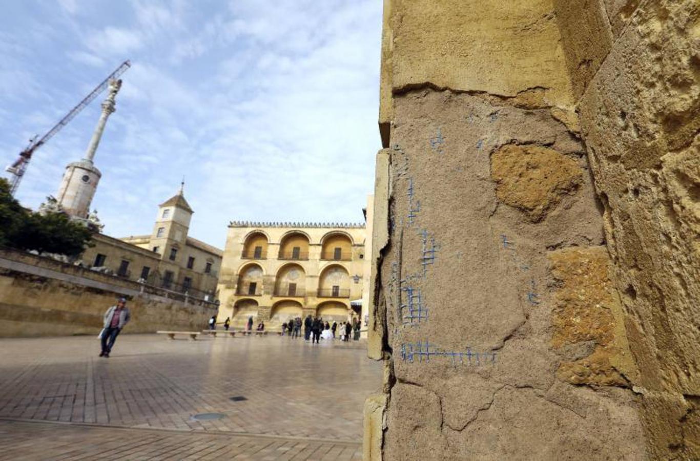 El estado de la Puerta del Puente de Córdoba, en imágenes