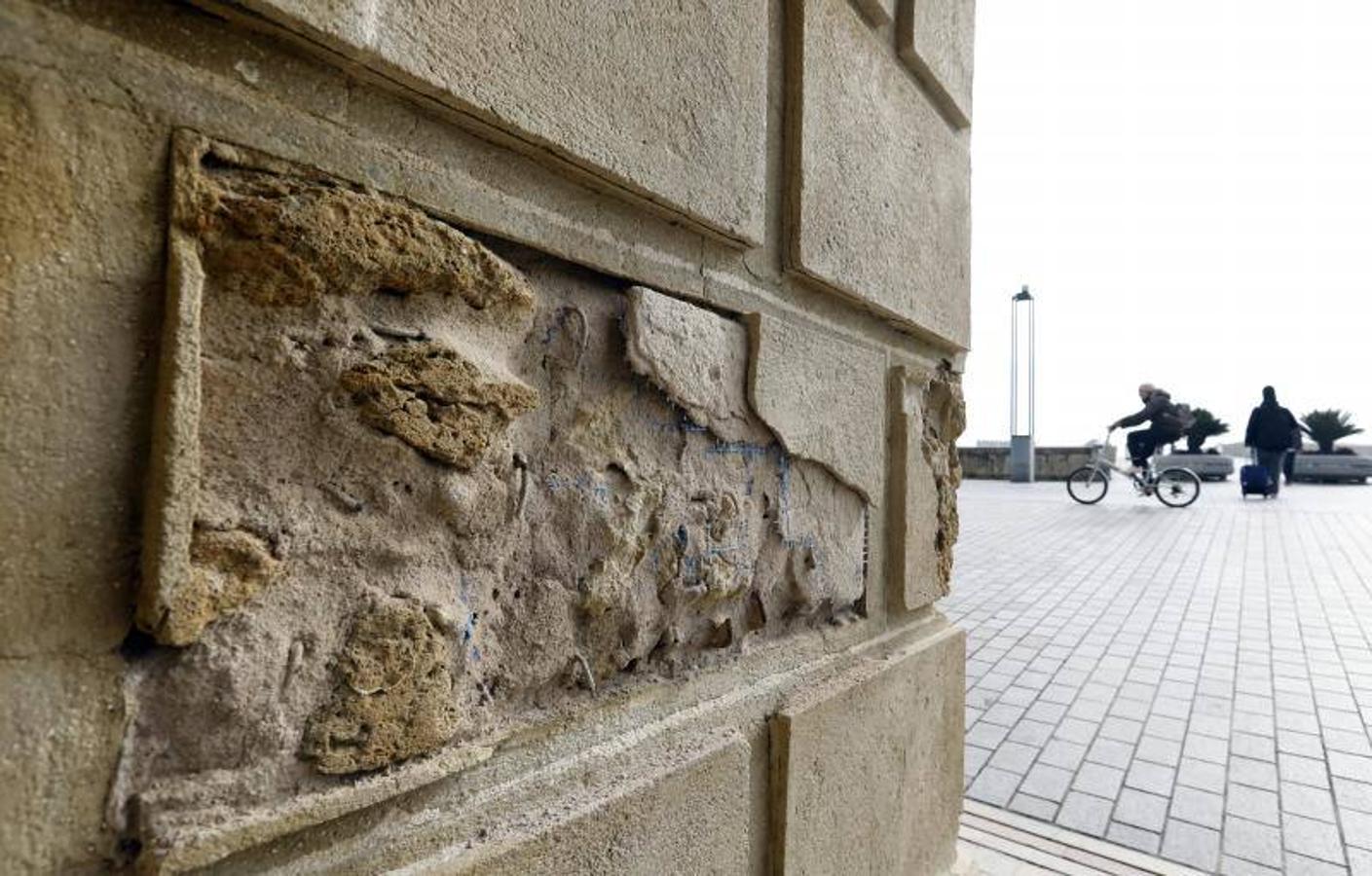 El estado de la Puerta del Puente de Córdoba, en imágenes