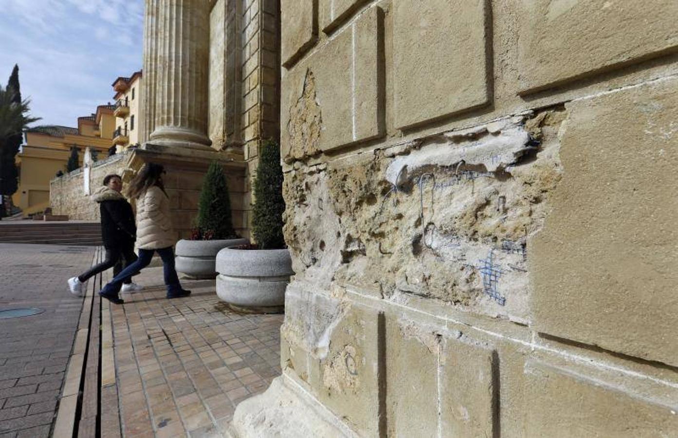 El estado de la Puerta del Puente de Córdoba, en imágenes