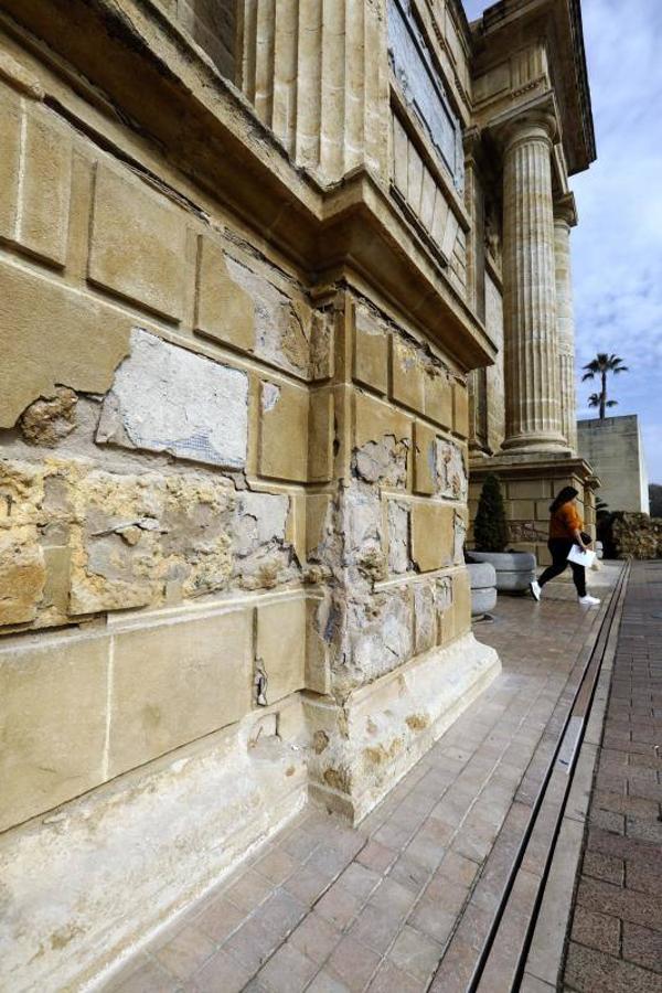 El estado de la Puerta del Puente de Córdoba, en imágenes