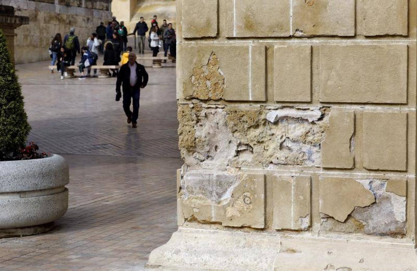 El estado de la Puerta del Puente de Córdoba, en imágenes