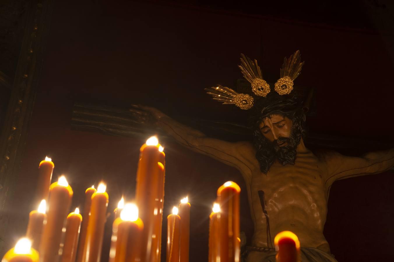 El altar de quinario del Cristo de la Buena Muerte de la Hiniesta