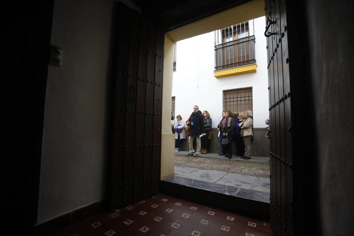 El paseo por la Córdoba del grupo Cántico, en imágenes