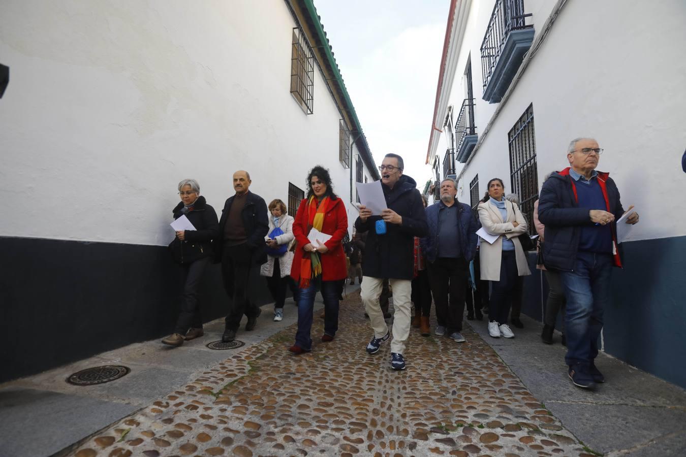 El paseo por la Córdoba del grupo Cántico, en imágenes