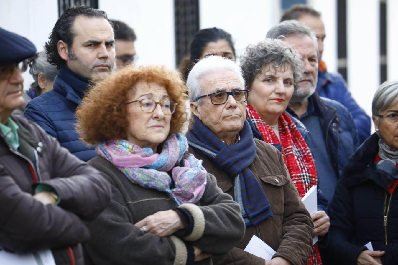 El paseo por la Córdoba del grupo Cántico, en imágenes