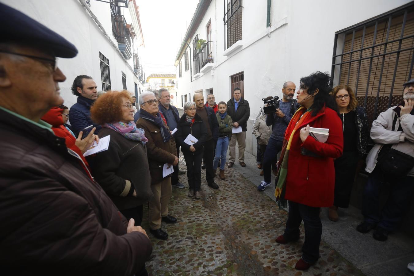 El paseo por la Córdoba del grupo Cántico, en imágenes