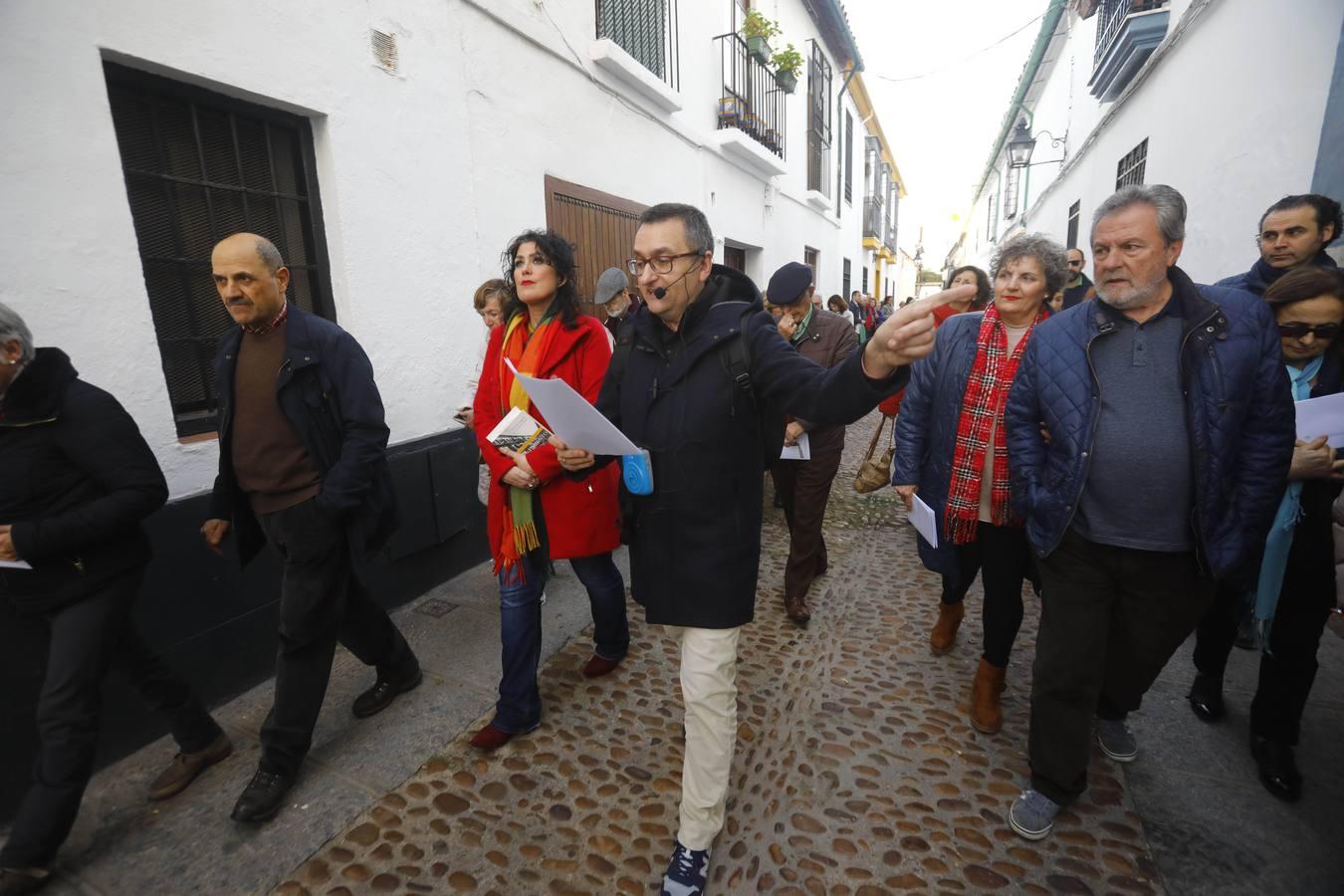 El paseo por la Córdoba del grupo Cántico, en imágenes