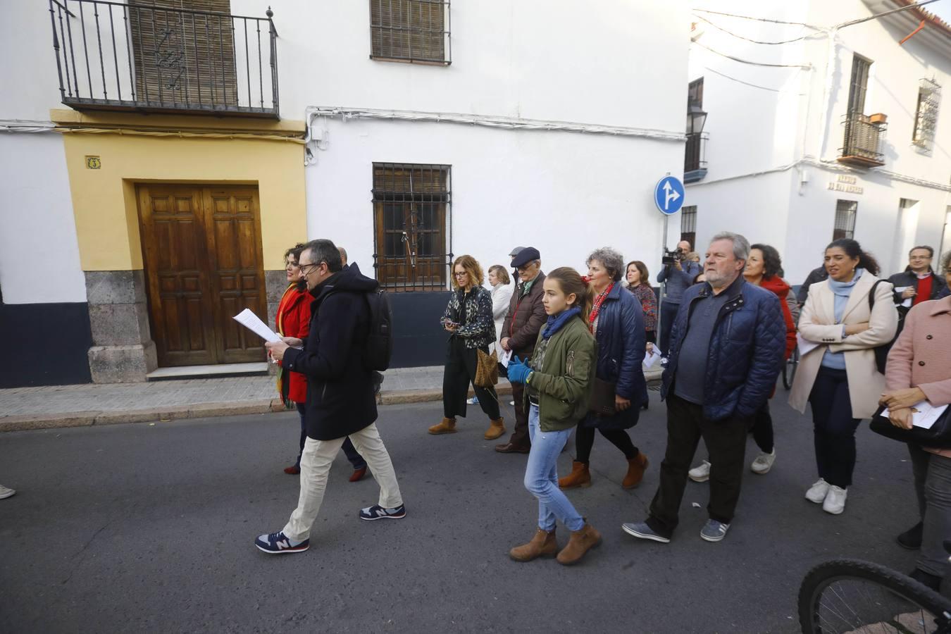 El paseo por la Córdoba del grupo Cántico, en imágenes