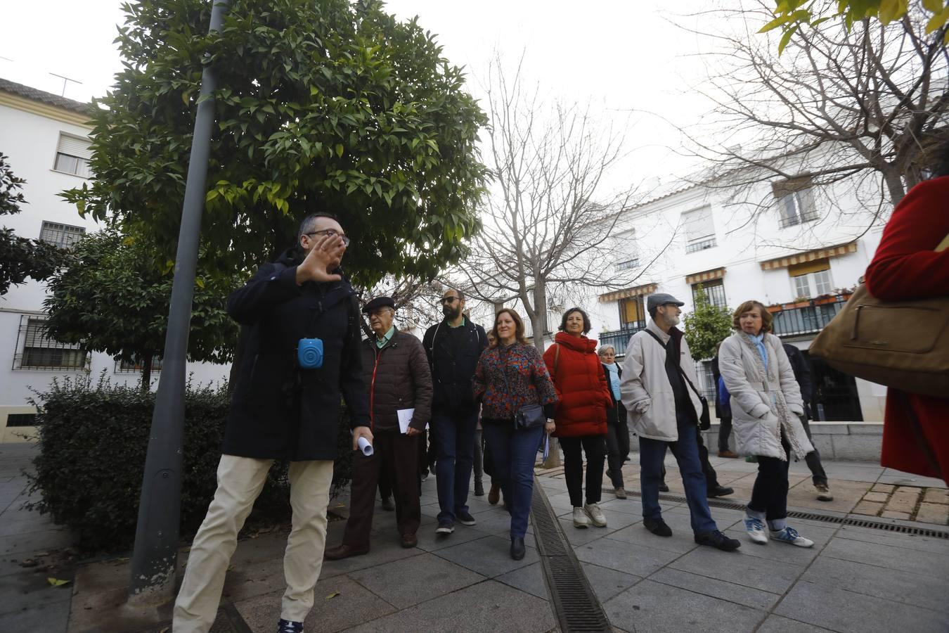 El paseo por la Córdoba del grupo Cántico, en imágenes