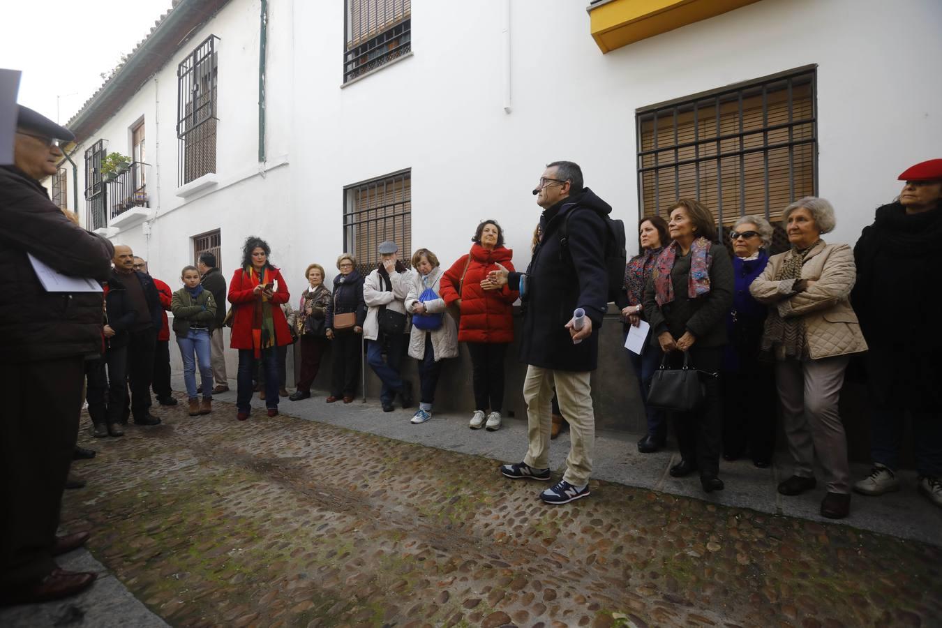 El paseo por la Córdoba del grupo Cántico, en imágenes