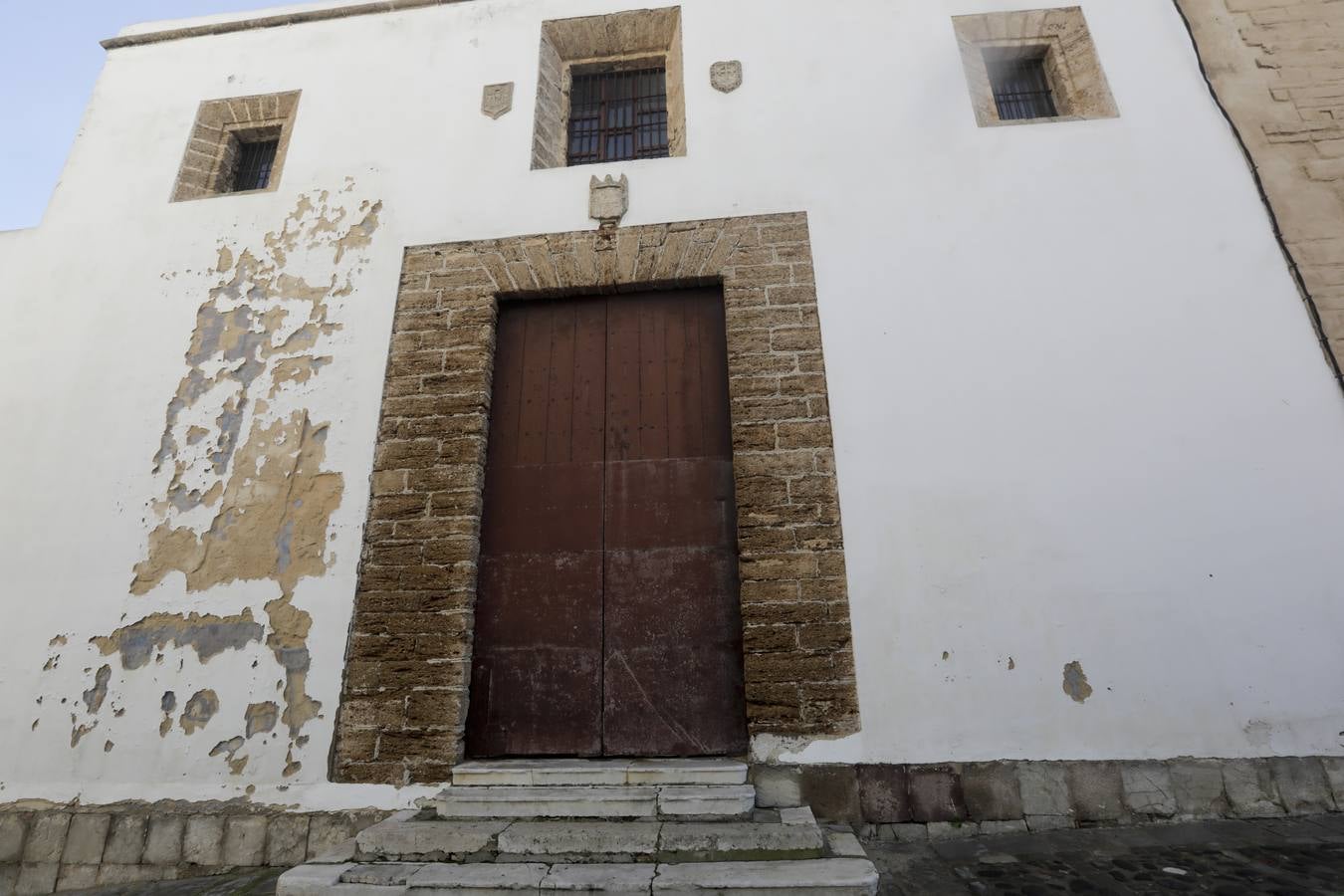 El deterioro de la iglesia de Santa Cruz