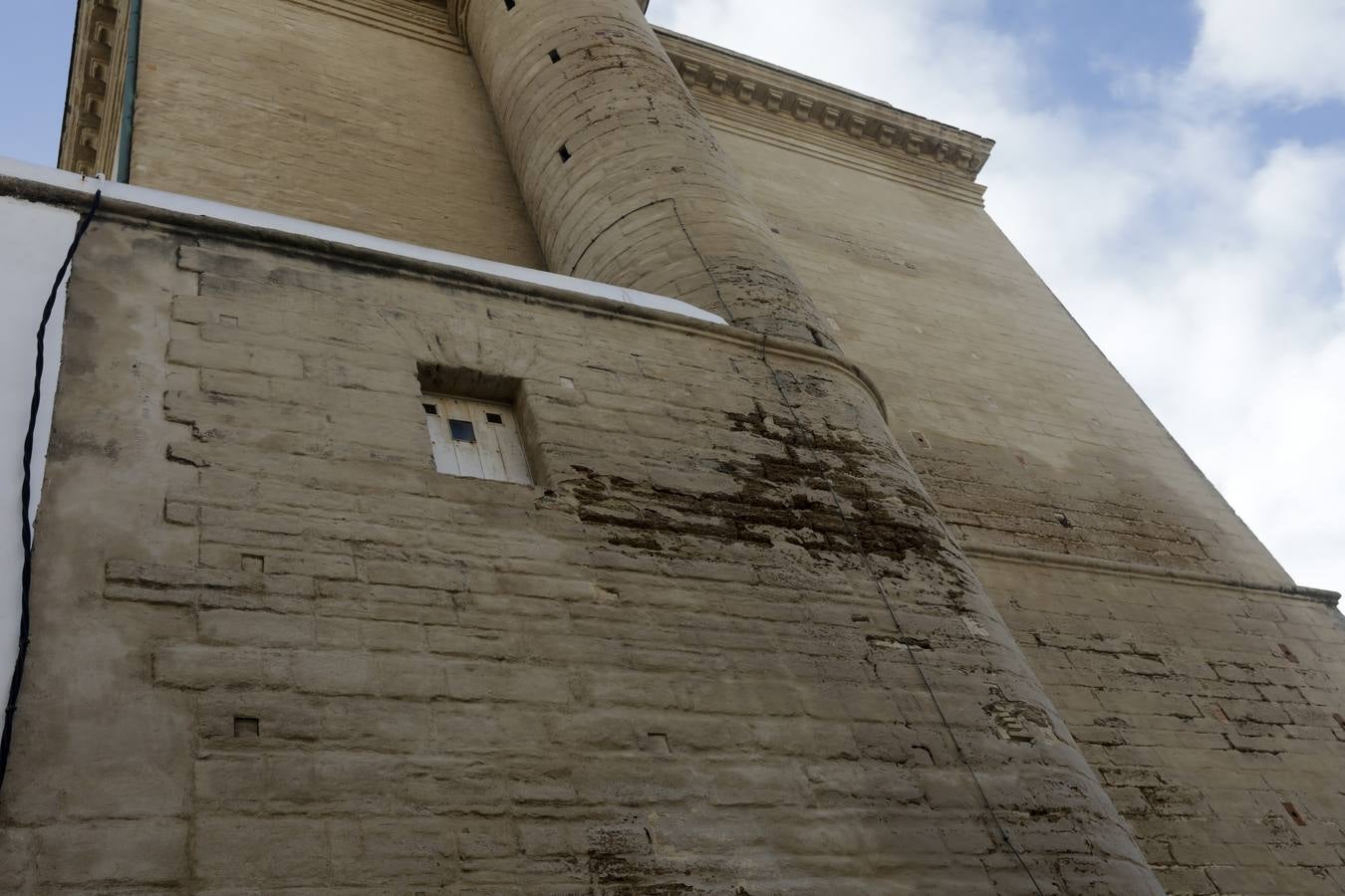 El deterioro de la iglesia de Santa Cruz