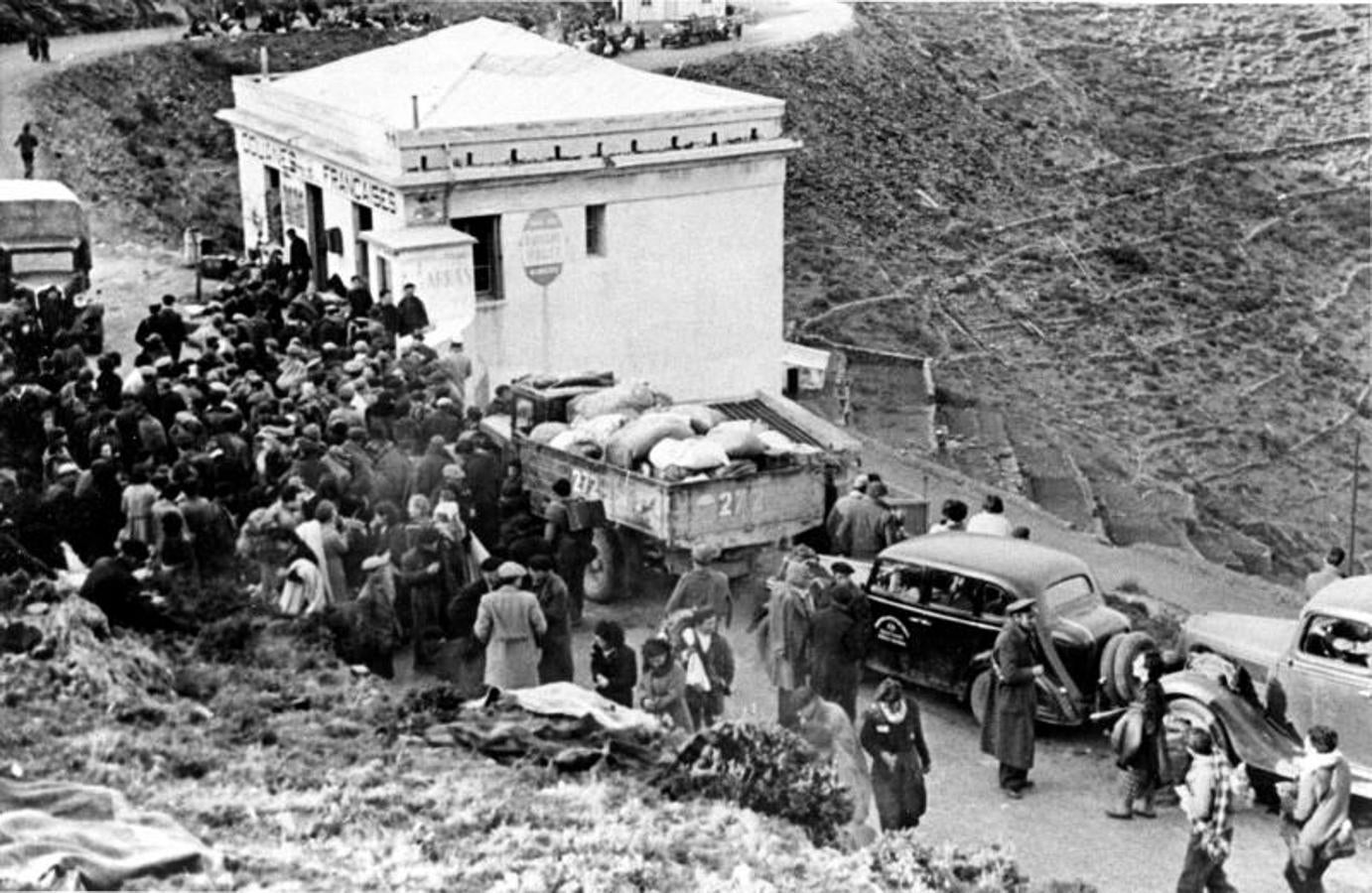 Le Perthus (Francia), año 1939. Una multitud de refugiados españoles cruzando la frontera hacia Francia. 