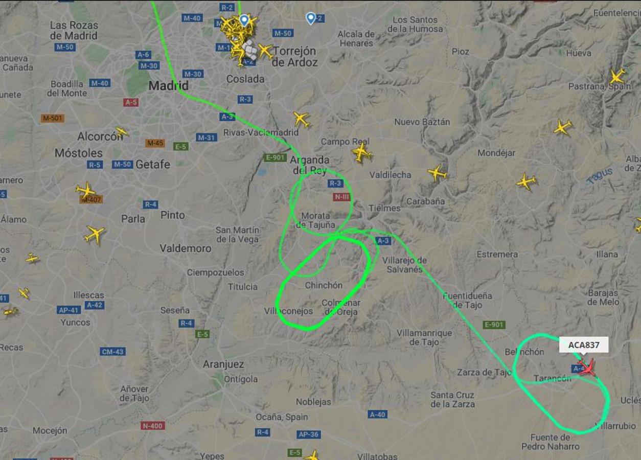 Imagen de la monitorización del vuelo comercial AC837, operado por Air Canada y con destino Toronto, se encuentra actualmente quemando combustible al sur de la capital tras haber registrado una incidencia con el tren de aterrizaje cuando despegaba de Barajas a las 14.55 horas. 