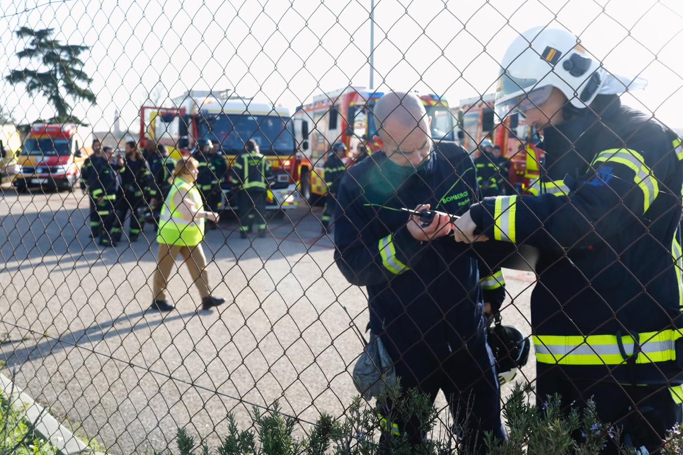 Según han declarado varios testigos, el avión se encuentra sobrevolando Madrid «muy bajo» y cerca de algunos edificios de la capital. 