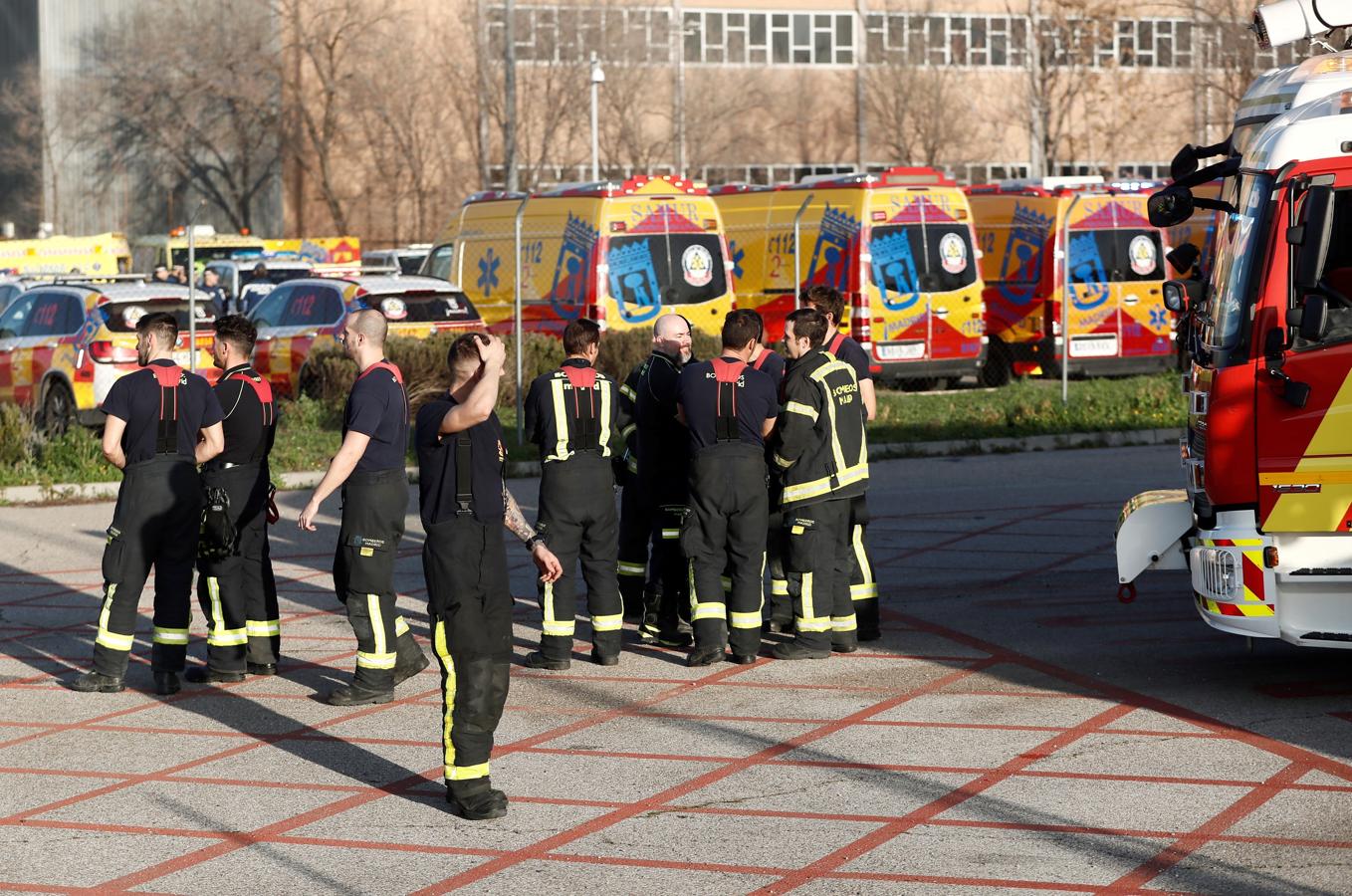 Efectivos del cuerpo de Bomberos en instalaciones aeroportuarias de Barajas a la espera del aterrizaje de emergencia de un avión de la aerolínea Air Canadá que esté sobrevolando Madrid. 