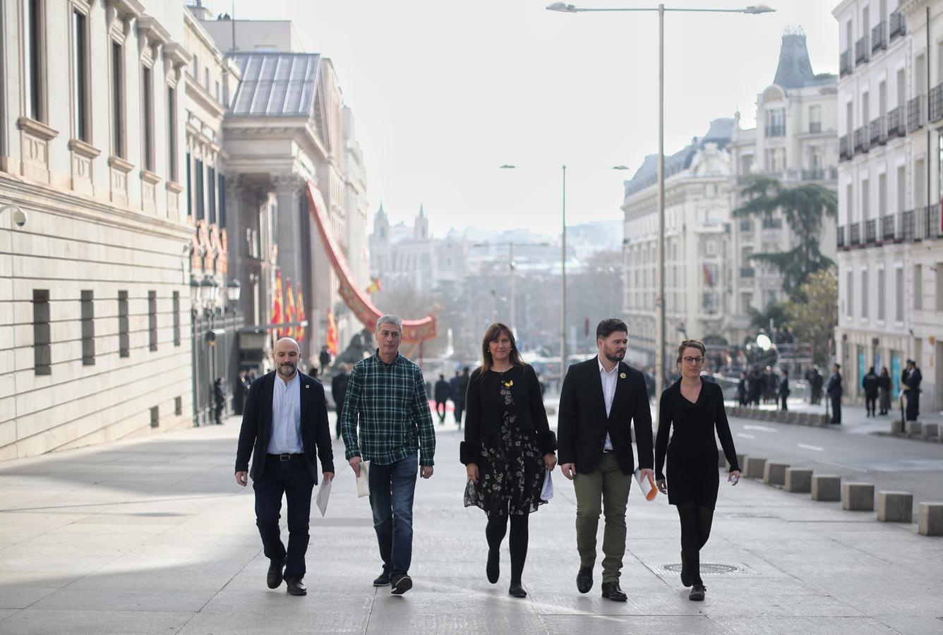 De izq a dcha: Néstor Rego (BNG), Oskar Matute (Bildu), Laura Borrás (JpCat), Gabriel Rufián (ERC) y Mireia Vehi (CUP) tras leer un manifiesto conjunto en Congreso para explicar las razones por las que no acudirán a la apertura solemne de la Legislatura.. 