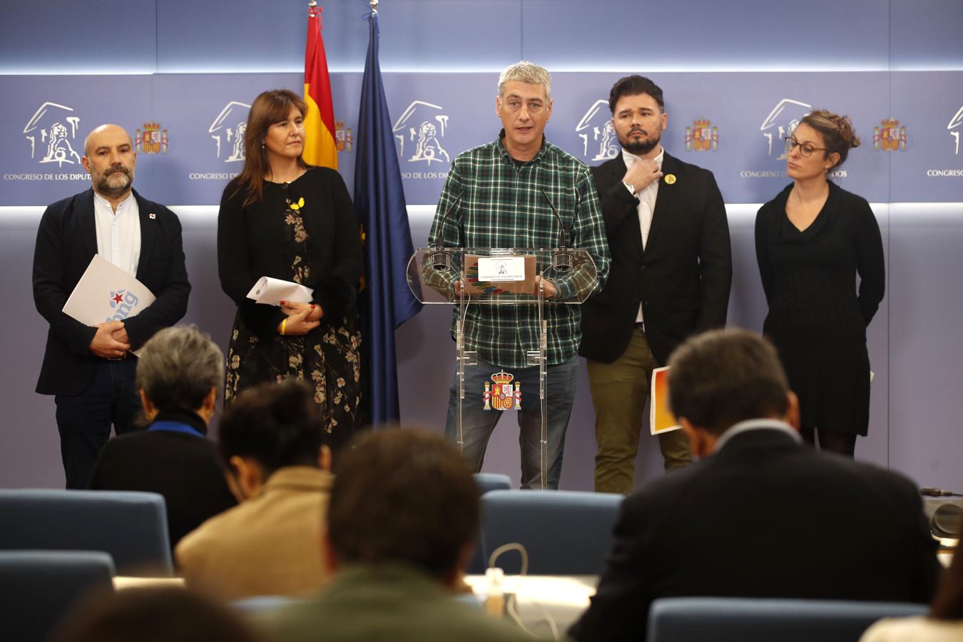 De izq a dcha: Néstor Rego (BNG), Laura Borrás (JpCat), Oskar Matute (Bildu), Gabriel Rufián (ERC) y Mireia Vehi (CUP), durante su comparecencia en el Congreso para explicar su ausencia en la apertura de la XIV Legislatura.. 