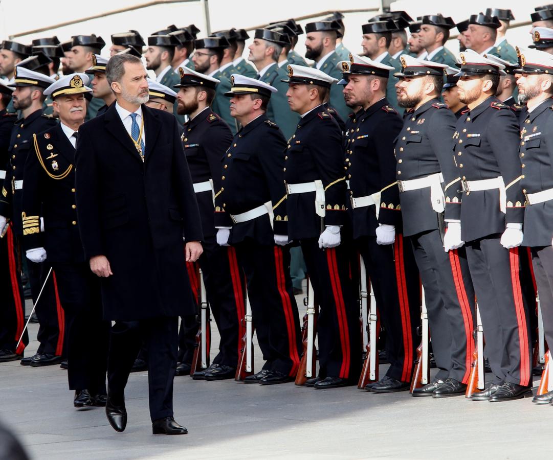 El Rey Felipe VI saluda a las autoridades durante la apertura solemne de la Legislatura.. 