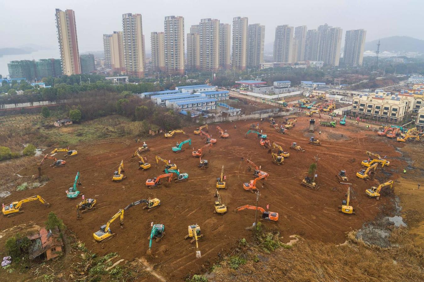 Las obras de Huoshenshan, el nuevo hospital, comenzaron el 23 de enero y más de un centenar de excavadoras trabajaron sin descanso. 