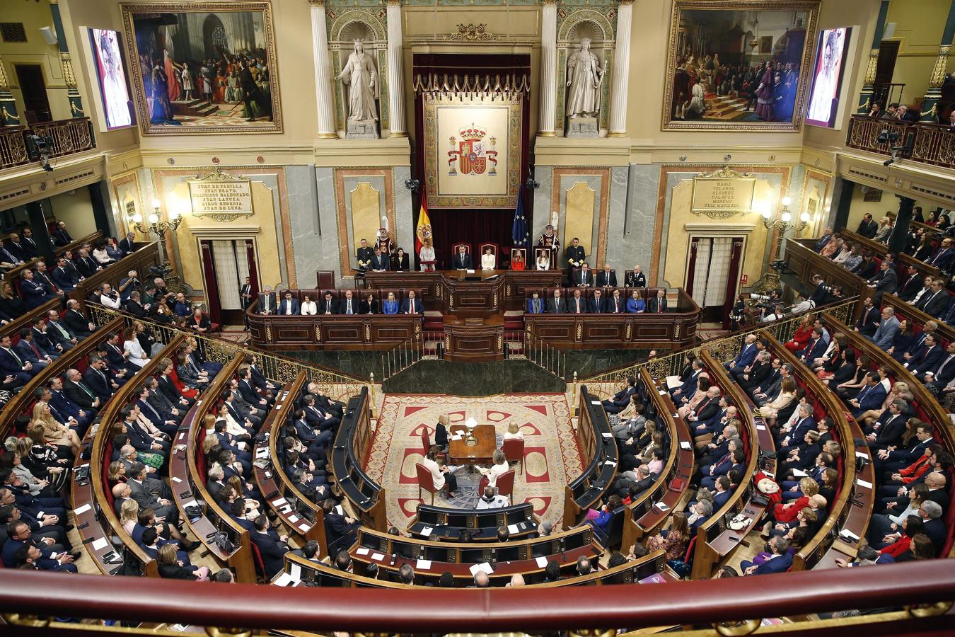 Vista general del hemiciclo del Congreso de los Diputados donde hoy el rey preside la apertura solemne de la XIV Legislatura. 