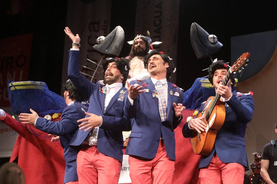 FOTOS: La chirigota Aquí estamos de paso el COAC 2020