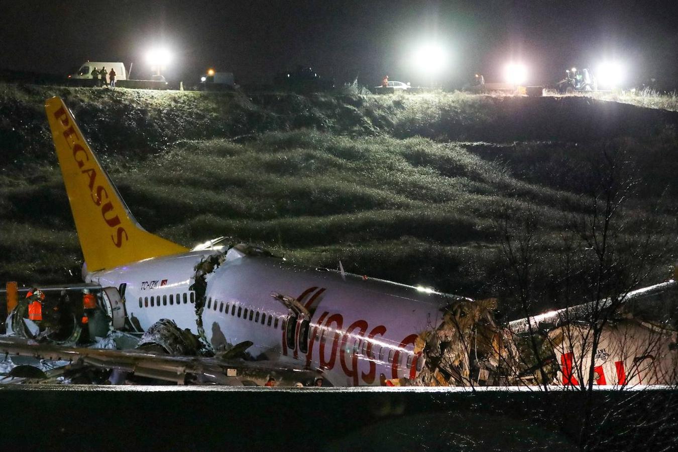 En el avión de Pegasus Airlines, un Boeing 737-800, viajaban 157 pasajeros y tres tripulalantes; el Gobierno turco afirma que no hay víctimas mortales. 