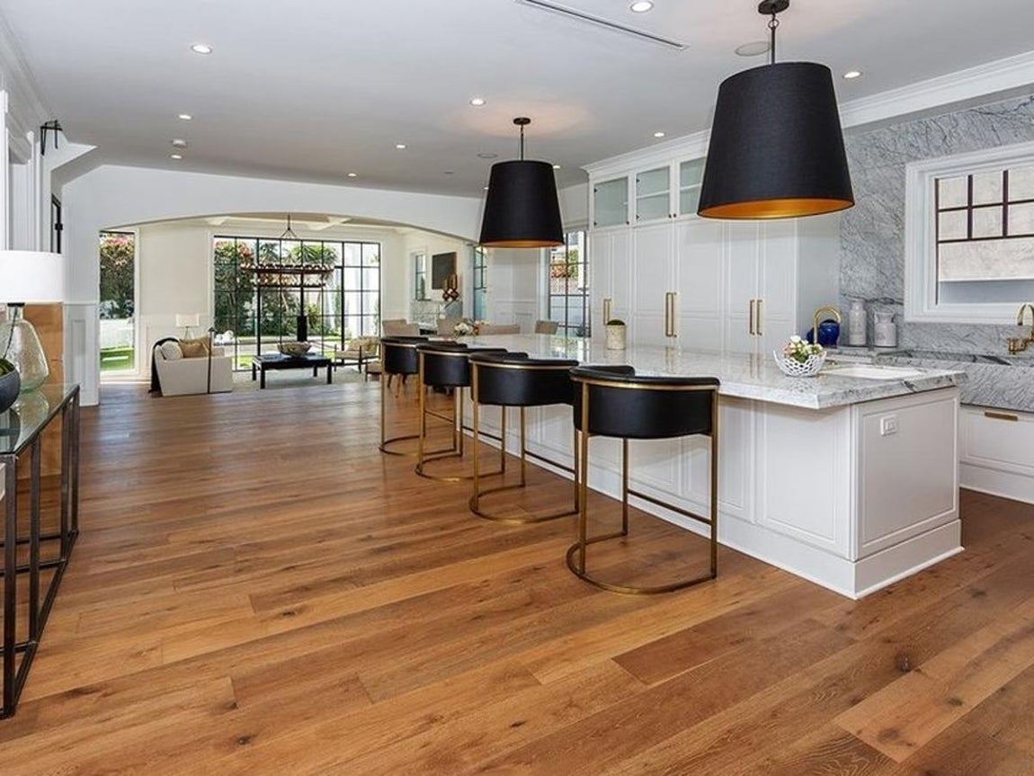 Hancock Park. En 2017 se casó en secreto con Tom Ackerley. Sucumbió a la tentación de mudarse a Los Ángeles. La pareja vive en en Hancock Park, un elegante barrio residencial de los años 20 en el que se distingue una hilera de mansiones de estilo Tudor y Neorrenacentista. Todas las casas tienen un jardín delantero con césped y pórtico. El barrio, otrora suburbial, se ha convertido en uno de los rincones más "chic" de la ciudad. Cerca de la casa de Margot Robbie estál club de campo de Wilshire se encuentran Windsor Square y Larchmont Village