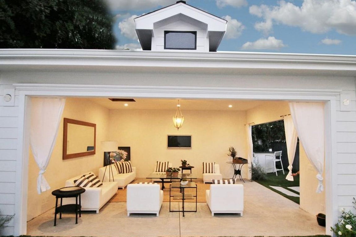 Hancock Park. El pórtico de la casa de Margot Robbie es una estancia de capricho que le permite disfrutar de su porche tanto en invierno como en verano. Está amueblado en color blanco y con algunas piezas en cristal, en armonía con el resto de la casa