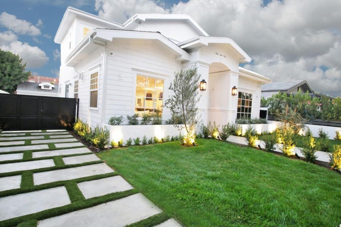 Hancock Park. Es el nuevo distrito de moda a donde se están mudando los jóvenes CEOS de las grandes empresas del sector tecnológico, actores jóvenes, abogados y periodistas. Todos los vecinos son millonarios y la media de edad es de 30 a 40 años. La zona está cada vez más cotizada en el mercado