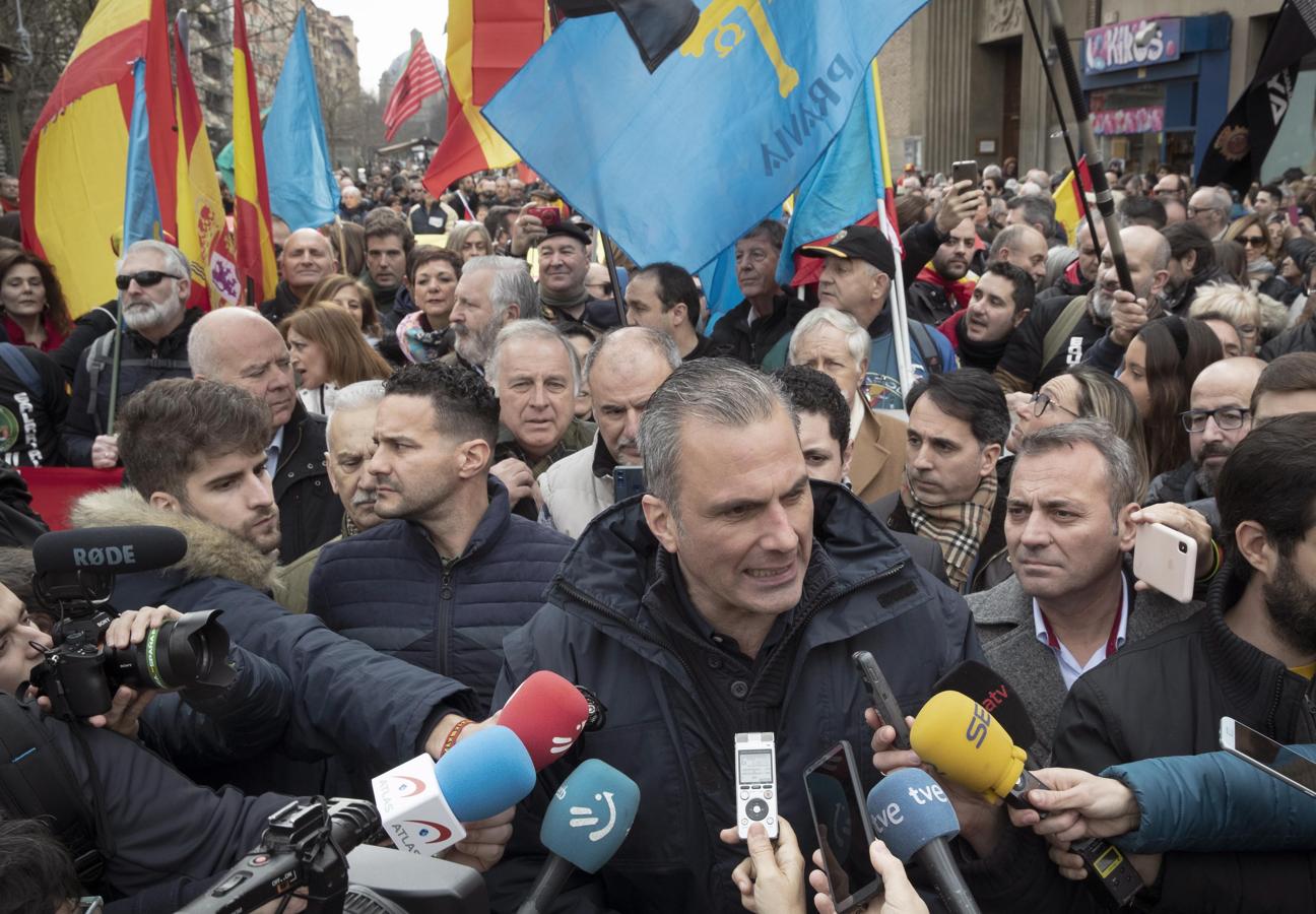 Ortega Smith, de Vox, atiende a los medios en la concentración de la Guardia Civil. 