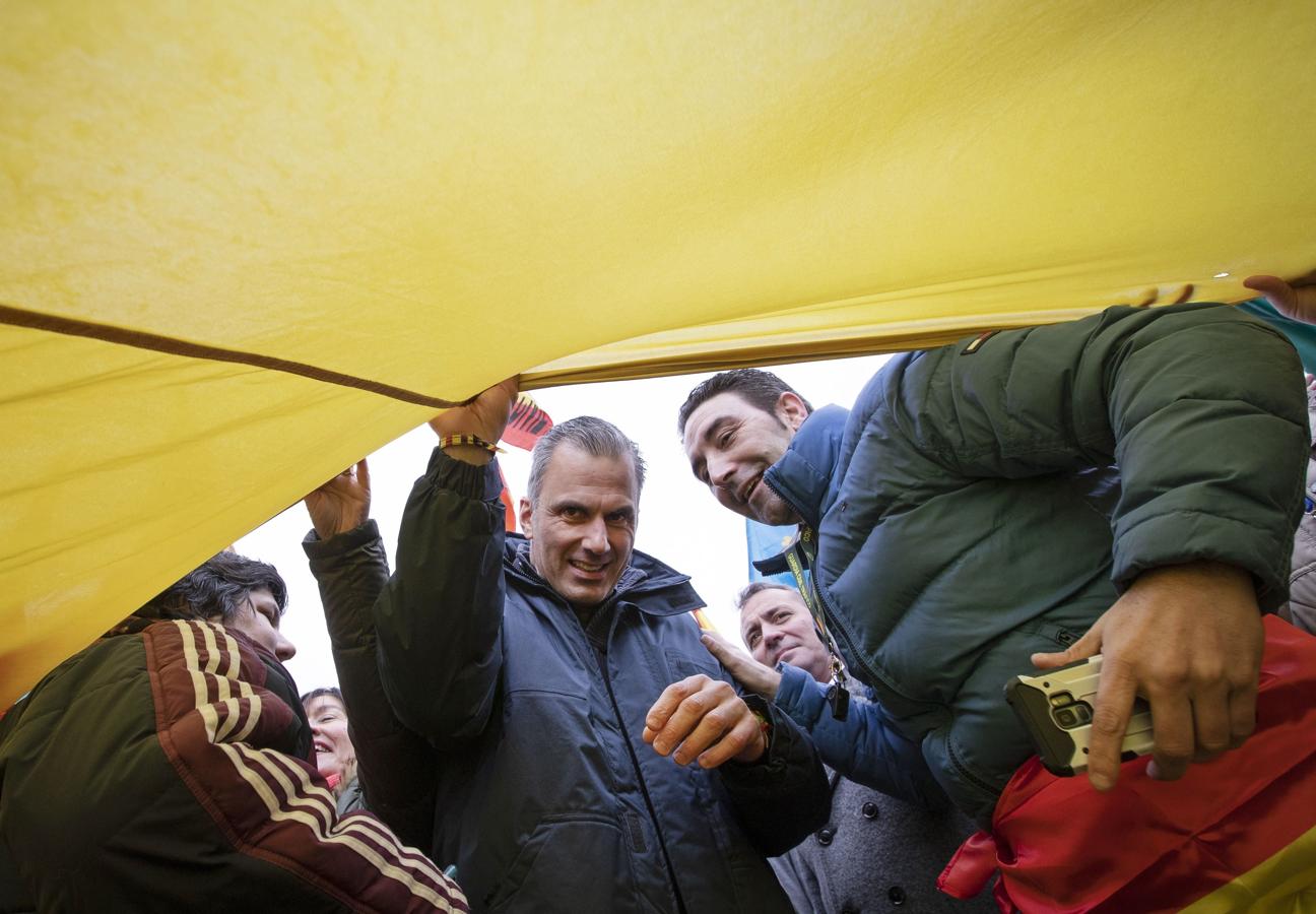 El grupo ha permanecido durante más de una hora en el lugar, entre el ruido de sirenas, silbatos y bombos, mientras coreaban lemas en contra de la decisión de desvincular a la Guardia Civil de las competencias de tráfico en Navarra, apoyados por gritos de vivas a la Guardia Civil, a la Policía Nacional, a España, a Navarra y al Rey. 